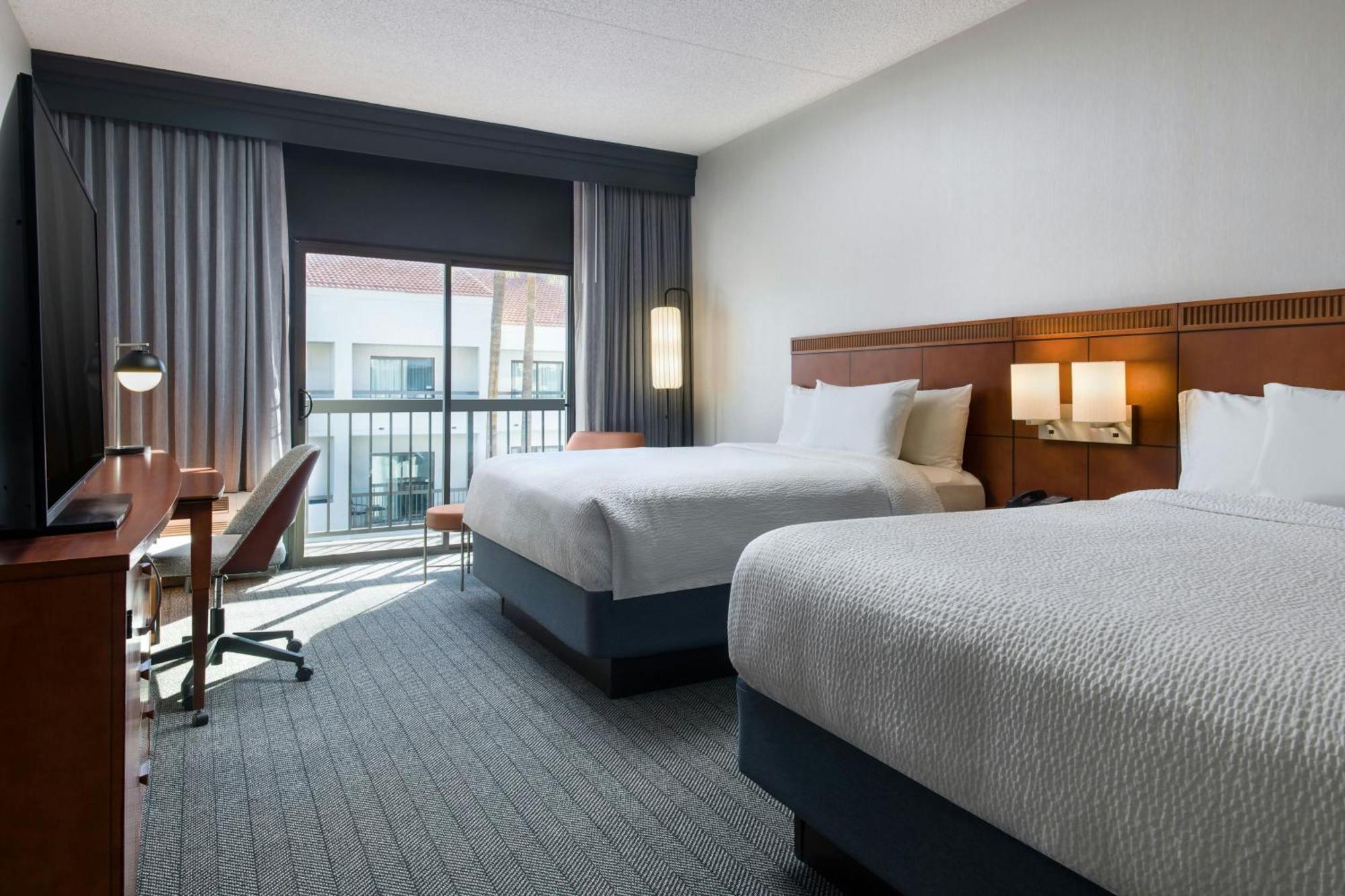 Courtyard By Marriott Phoenix North Exterior photo